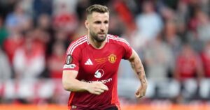 Hậu vệ Luke Shaw đã mở lòng về tình trạng nội bộ của Manchester United, đặc biệt là sau khi HLV Ruben Amorim nhậm chức tại Old Trafford. Trong buổi họp báo trong khuôn khổ chuyến du đấu tại Mỹ, Shaw đã mô tả bầu không khí tại CLB trong những năm qua là "cực kỳ tiêu cực" và có phần "độc hại". Bầu không khí ảm đạm tại MU trước khi HLV Ruben Amorim nhậm chức Shaw không ngần ngại bày tỏ cảm xúc về những biến chuyển tích cực kể từ khi Amorim lên nắm quyền. Theo anh, nhà cầm quân người Bồ Đào Nha đã mang đến một nguồn năng lượng tích cực mà đội bóng thiếu thốn trong thời gian dài: “Chúng tôi cần một môi trường lành mạnh, tích cực, đầy năng lượng và niềm vui. Khi có được điều đó, bạn sẽ cảm thấy tự do hơn và thể hiện tốt hơn trên sân cỏ.” Anh cũng nhấn mạnh rằng sự gắn kết giữa các cầu thủ trong đội đang được xây dựng từng ngày. Dù đang hồi phục sau chấn thương và không thi đấu trong phần lớn mùa giải 2024/25, Shaw vẫn theo dõi sát sao sự tiến bộ của Manchester United dưới sự dẫn dắt của Amorim. Anh đặc biệt nhấn mạnh cách làm việc nghiêm khắc của HLV trẻ tuổi này: “Ông ấy rất khắt khe. Không ai được phép ‘lười biếng’ hay làm việc riêng lẻ trong đội. Mỗi cầu thủ phải đặt lợi ích tập thể lên hàng đầu.” Shaw cho biết Amorim chọn cầu thủ phù hợp nhất cho đội bóng và điều này được toàn đội ủng hộ. Manchester United đang chuẩn bị cho trận giao hữu với Bournemouth tại Chicago. Sau chuyến du đấu này, "Quỷ đỏ" sẽ bắt đầu mùa giải Ngoại hạng Anh 2025/26 bằng trận đấu quan trọng với Arsenal tại Old Trafford vào ngày 17/8. Trận đấu này được kỳ vọng sẽ là một thử thách lớn cho những thay đổi mà Amorim đã mang lại cho đội bóng. Theo dõi Bongdaso để cập nhật thêm nhiều tin tức bóng đá hấp dẫn mỗi ngày!