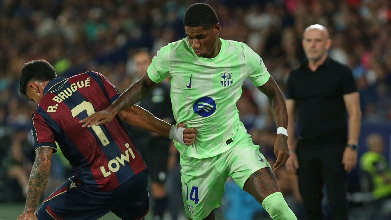 CĐV Barcelona mỉa mai Rashford