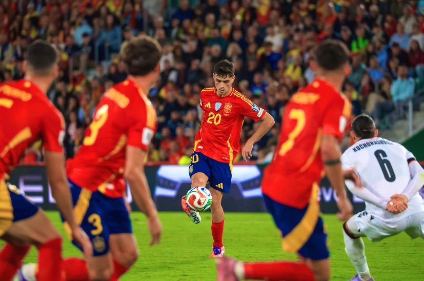 Pedri được Paul Scholes ca ngợi là sự kết hợp hoàn hảo giữa Xavi và Iniesta