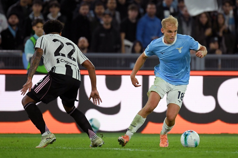 Sarri ngạc nhiên trước phong độ ấn tượng của Basic và Isaksen