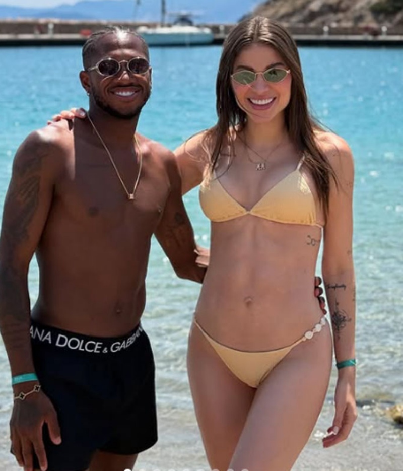 Cận cảnh nhanh sắc nuột nà của Monique Salum